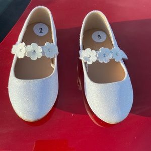 Pearl white shoes with glitter effect. Toddler girl size 9